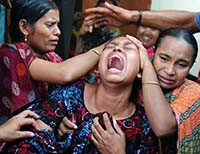 Родственники погибших в Дакке