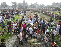 Похороны погибших в Дакке