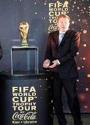 Когда олегу блохину предложили подержать золотой кубок фифа, впервые привезенный в киев в 2006-м перед чемпионатом мира, он отказался: «вот выиграем, тогда и подержу»