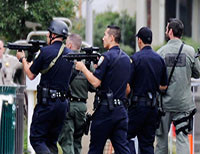 Вооруженные полицейские возле колледжа