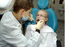 Первое знакомство со стоматологом откладывается в памяти малыша, поэтому лучше, если ребенок посетит врача, когда еще не испытывает зубной боли