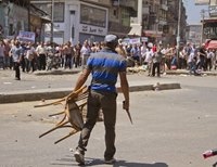 Египетский оппозиционер с ножом и стулом