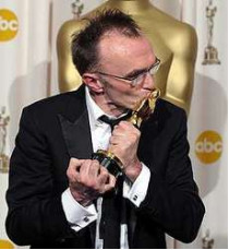 Режиссер дэнни бойл, чей фильм «миллионер из трущоб» заработал восемь «оскаров» в самых престижных номинациях, от радости прыгал на сцене, а потом долго и страстно&#133; Целовал золотую статуэтку за кулисами