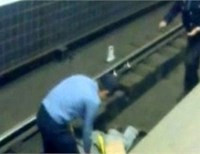 В киевской подземке молодая женщина упала под прибывающий поезд