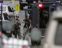 Бойцы SWAT патрулируют улицы
