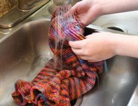 Как растянуть шерстяной свитер, если он сел? 9 способов, как растянуть севшую кофту из шерсти