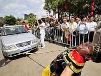 35-летний житель китая пять метров тащил автомобиль с помощью век