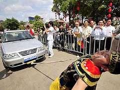 35-летний житель китая пять метров тащил автомобиль с помощью век