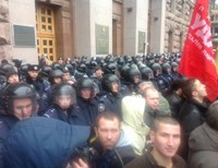 Перед оппозицией закрыли двери Киевсовета. Депутаты идут к Рыбаку (фото)