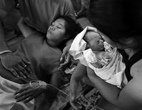 Молодая филиппинка, чей дом слизнула гигантская волна, не только выжила сама, но и родила дочь