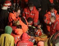 Спасатели выносят пострадавшего