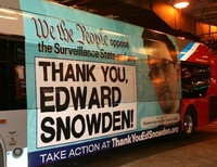 Автобус с портретом Эдварда Сноудена