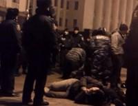 В интернете появилось видео избиения «Беркутом» лежачих протестующих возле АП