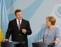 Меркель предостерегла Янукович от применения силы