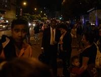 Жители Каракаса возвращаются пешком в темноте домой