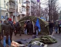 «Евромайдановцы» устанавливают палатки в правительственном квартале (фото)