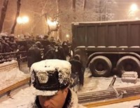 Милиция начала оттеснять евромайдановцев с заблокированных улиц в Киеве
