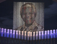 Алтарь со свечами и портретом Манделы
