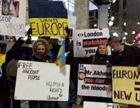 В Лондоне пикетировали апартаменты Ахметова (фото)