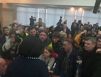 Выбитые двери и непринятый бюджет: оппозиция сорвала заседание Киевсовета (видео)