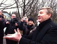 Ахметов пришел к митингующим, пикетирующим его резиденцию в Донецке (фото, видео)