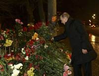 Владимир Путин возлагает цветы