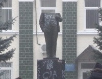 вандалы памятник Ленину Полтавщина