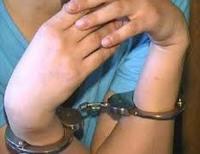 арест женщина в наручниках