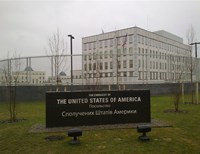 Посольство США частично приостанавливает работу
