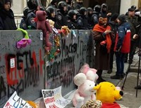 Под Администрацию президента пришли «злые украинки» с мягкими игрушками (фото)