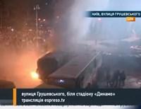 Митингующие продолжают жечь в Киеве машины силовиков (фото)