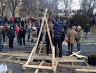 Протестующие на&nbsp;Грушевского в&nbsp;Киеве построили катапульту (фото)