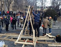 Протестующие на Грушевского в Киеве построили катапульту (фото)