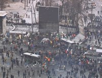 Митингующие на Грушевского укрепляют баррикады