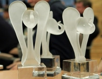 Статуэтки, символизирующие премию «Белый слон»