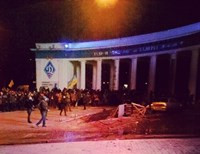 Протестующий, упавший с колоннады на Грушевского, жив