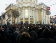 Под натиском митингующих пала Винницкая ОГА (фото, видео)