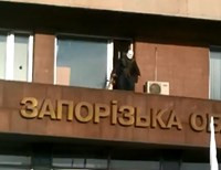 «Титушка» из окна ОГА попытался напугать протестующих в Запорожье (видео)