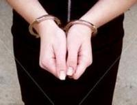 арест женщина в наручниках