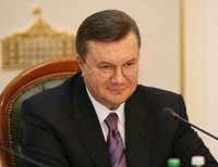 Янукович выйдет на работу в понедельник