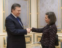 Янукович пообещал Нуланд ускорить освобождение задержанных протестующих