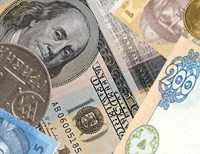 Нацбанк впервые за полтора года повысил официальный курс доллара