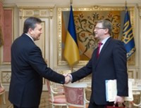 Янукович обсудил с Фюле перспективы получения денег от Евросоюза