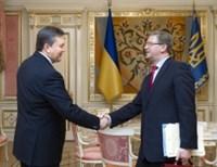 Янукович обсудил с Фюле перспективы получения денег от Евросоюза