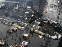 В баррикадах на улице Грушевского в Киеве сделали проход и установили ворота (фото)