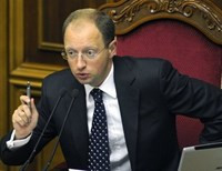 Яценюк заявил, что в Раде ставят палки в колеса оппозиционным инициативам по Конституции (видео)