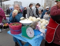 На столичных рынках подорожали мука, капуста, мандарины и бананы, а яйца подешевели 