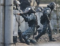 Киевской милиции выдали боевое оружие