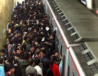 В пекинском метро начнут штрафовать пассажиров, которые едят, пьют и курят во время поездки