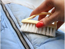 Почистить дома пуховик или шубу можно с помощью соли и крахмала 
